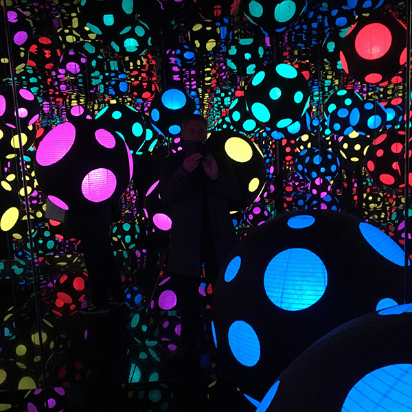 Yayoi Kusama: THE MOVING MOMENT I WENT TO THE UNIVERSE